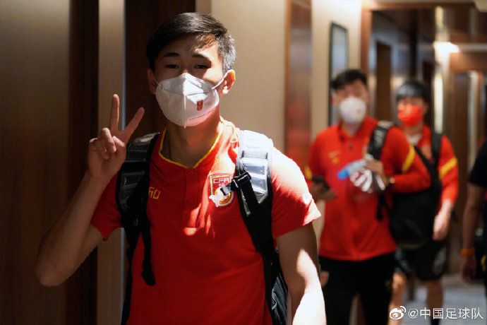 蒋明慌乱不已的问：怎么回事？怎么会有直升飞机？这帮人到底是什么人？柳照晨的爸爸将窗帘拉开一条缝，往天上看去，立刻便看见好几架直升飞机，列队而来。